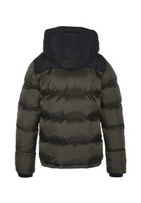 Chaqueta acolchada en verde oliva oscuro con capucha negra, que presenta secciones con costuras horizontales, puños acanalados y una textura suave.