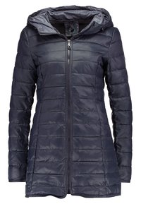 Chaqueta acolchada azul marino con cremallera frontal, capucha forrada y patrón acolchado. Cuenta con mangas largas y corte de media longitud. Textura suave y brillante.