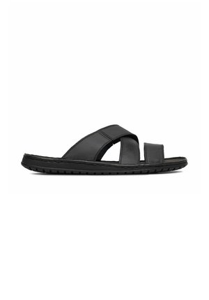 Sandalia tipo "slide" para hombre en negro, con puntera abierta, tres tiras anchas de cuero y suela de goma texturizada, mostrada de perfil sobre fondo blanco.