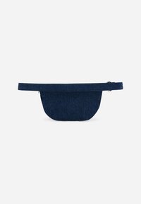 Sac banane en denim bleu foncé, avec une forme arrondie, une large sangle et une fermeture éclair. Texture lisse sans motifs ni accents visibles.