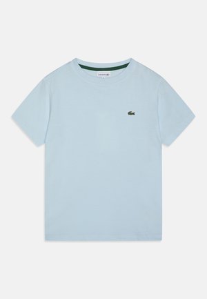 Camiseta de algodón azul claro con mangas cortas, escote redondo y un pequeño logo verde bordado en el pecho.