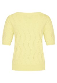 Gelbes, gestricktes Sweatshirt mit kurzen Ärmeln, das ein wellenförmiges Muster und strukturierte Akzente aufweist. Rippeneinfassung am Kragen und Saum.