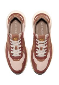 Bruna och krämfärgade sneakers med en blandad texturdesign, med perforerade paneler, platta snören och en lätt gummisul. Logotypen visas på sidorna.