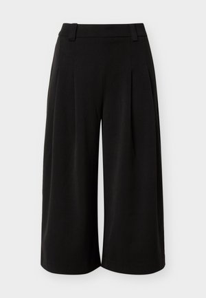 Pantaloni neri a gamba larga, taglio corto, con passanti per cintura e vita alta, mostrati su uno sfondo grigio chiaro uniforme.