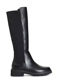 Bota negra de caña alta que presenta una combinación de cuero suave y material elástico. Suela gruesa con detalles trenzados a lo largo del borde.