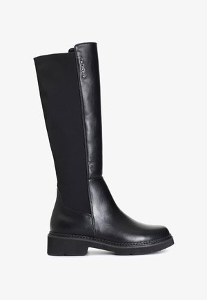 Stivale nero al ginocchio con una combinazione di pelle liscia e materiale elastico. Suola spessa con dettagli intrecciati lungo il bordo.
