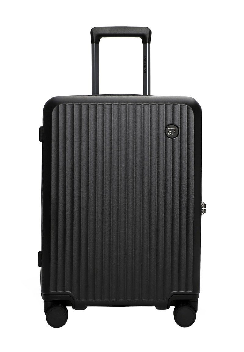 Harde zwarte koffer met verticale ribbels, een uitschuifbare handgreep en vier draaiwielen voor gemakkelijke wendbaarheid.