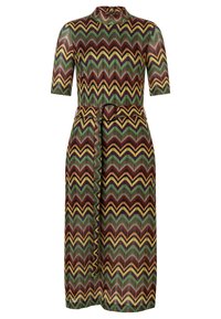 Knielanges Kleid mit hohem Ausschnitt und kurzen Ärmeln, das ein Zickzackmuster in Grün, Braun und Gelb aufweist und in der Taille gebunden ist.