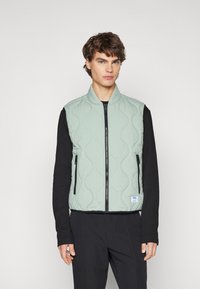 HUGO BOHOTINO - Weste - light/pastel green