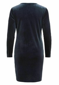 Robe en velours bleu foncé à manches longues, avec un col rond, une texture lisse et une silhouette ajustée, s'étendant jusqu'au mi-thigh.