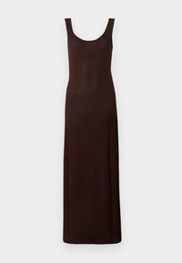 Robe maxi marron côtelée avec un décolleté en scoop et un design sans manches, présentant une silhouette ajustée et une texture lisse.
