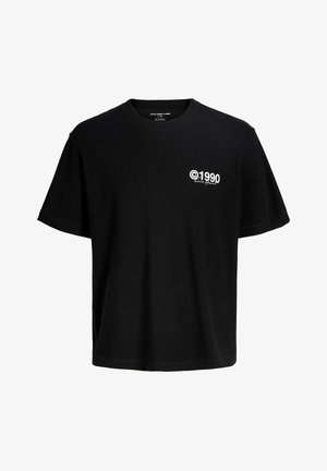 Čierne bavlnené tričko s krátkymi rukávmi, okrúhlym výstrihom a malým bielym logom s nápisom „© 1990“ na ľavej strane hrudníka.