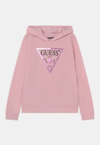 Roze capuchontrui met een driehoekig, metalen logo in zilver en zwart in het midden. Heeft ribboorden bij de mouwen en onderkant. Zachte textuur.
