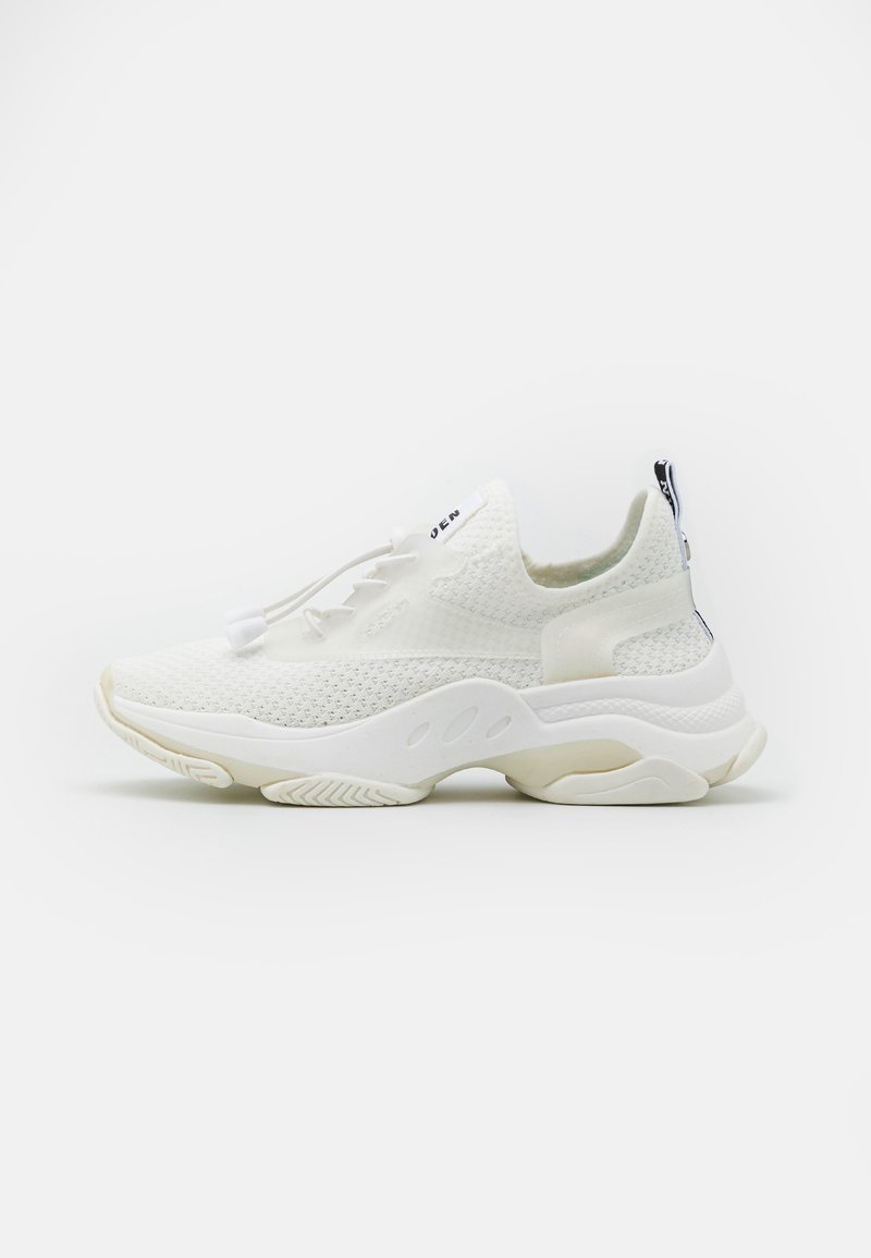 Chaussure de sport blanche tricotée, basse, avec semelle épaisse, languette au talon, fermeture lacet élastique et semelle extérieure texturée sur fond blanc.