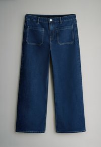 Dunkelblaue Denim-Hose im weiten Schnitt mit flachem Bund, vorderem Knopf und zwei Gesäßtaschen. Sanfte Textur mit subtilen Verblassungen.
