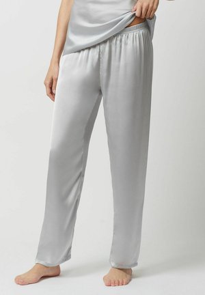 Pantalones de pijama de satén gris con cintura elástica, corte recto y textura suave. La tela tiene un brillo sutil y fluye con facilidad.