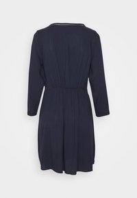 La blue dress con maniche lunghe, vita arricciata e pieghe sottili. Collo rotondo con cuciture decorative sul retro. Tessuto leggero.