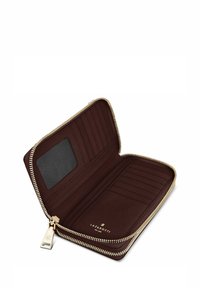 Portefeuille à zip en cuir marron avec une surface texturée, comportant des fentes pour cartes, une fenêtre ID transparente, et des accents en matériel doré.