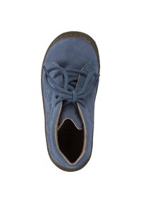 Stivale alla caviglia blu in suede con punta rotonda, upper testurizzato e suola in gomma marrone. Presenta chiusura con lacci e interno imbottito.