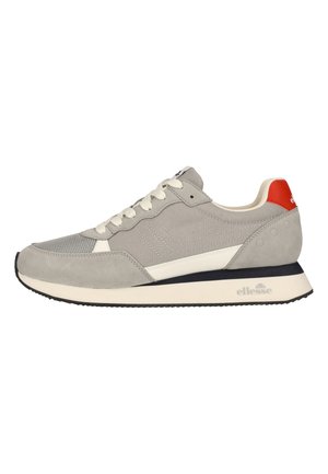 Grijs-witte lage sneaker met mesh- en suède panelen, witte veters, zwarte zool en een rood hielbandje met het merk "ellesse".