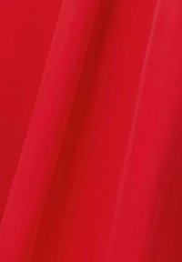 Rode stof, gladde textuur, lichtgewicht, valt soepel met een subtiele glans, geen patronen of zichtbaar beslag.