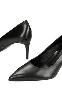 Černé kožené lodičky na vysokém podpatku s špičatou špičkou, zúženým designem a elegantním povrchem. Vybavené štíhlým jehlovým podpatekm a minimálními švy.