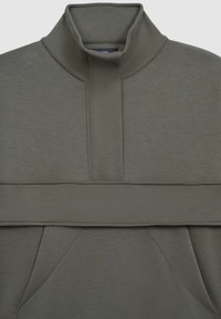Pullover verde oliva con collo alto, dotato di tasca frontale e chiusura parziale con patta.