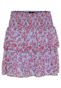 Květinová sukně se smockovaným pasem, která má vrstvené volány. Materiál je světle modrý s růžovými květinovými vzory po celém povrchu.