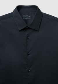 Camicia nera slim-fit con tessuto testurizzato, colletto a punta e sei bottoni lungo la parte anteriore per un look su misura.