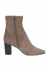 Koniakowe zamszowe botki do kostki z ostrym noskiem, zamkiem błyskawicznym po boku i fakturowanym czarnym słupkiem, oferujące elegancki i nowoczesny design.