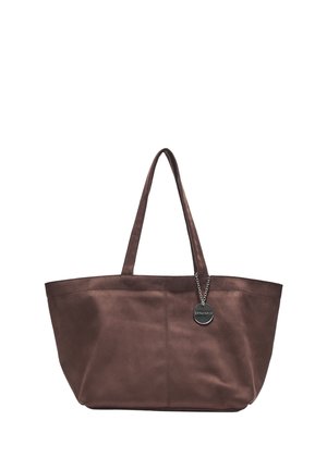 Brun ruskinds tote taske med to hanke og en sølv rund nøglering hængende fra den ene hank.