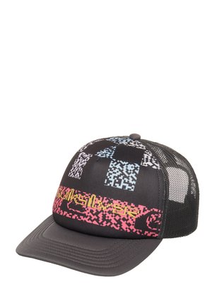 Zwarte truckerpet met een mesh-achterkant, voorzien van gepixelde blauwe en roze grafische patronen en geel gestileerde tekst op het voorpaneel.