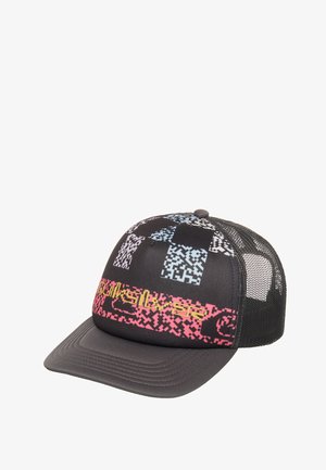 Casquette trucker en maille noire avec des motifs graphiques pixelisés bleus et roses, et un texte stylisé jaune sur le panneau avant.
