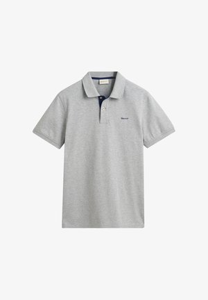 Polo gri din bumbac, cu guler bleumarin și un mic logo brodat. Mâneci scurte și un design clasic.