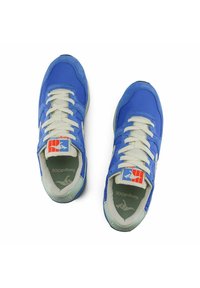 Scarpe da ginnastica blu con una tomaia testurizzata, lacci bianchi e suola verde menta. Presentano un logo sulla linguetta e un interno imbottito per il massimo comfort.