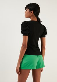 LELA SLIM FIT - Palaidinė - black
