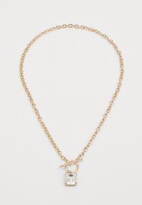 Un collier en chaîne dorée avec un pendentif carré orné d'une pierre précieuse transparente et d'une boucle décorative avec une petite barre accentuée.