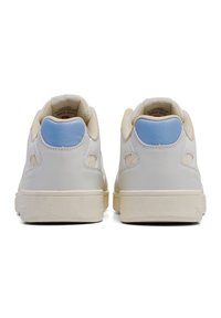 Białe skórzane sneakersy z jasnoniebieskim akcentem na pięcie, teksturowanym beżowym językiem i kremową gumową podeszwą. Posiadają dwa wycięcia na pięcie.