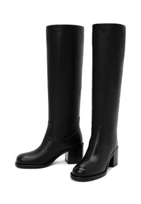 Bottes en cuir noires montantes avec une finition texturée, à bouts carrés et à talons épais. Design simple sans accents ou motifs supplémentaires.