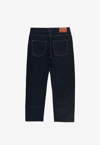 Granatowe dżinsy o prostym kroju, z dwoma tylnymi kieszeniami, skórzaną metką na pasie oraz kontrastowymi szwami.