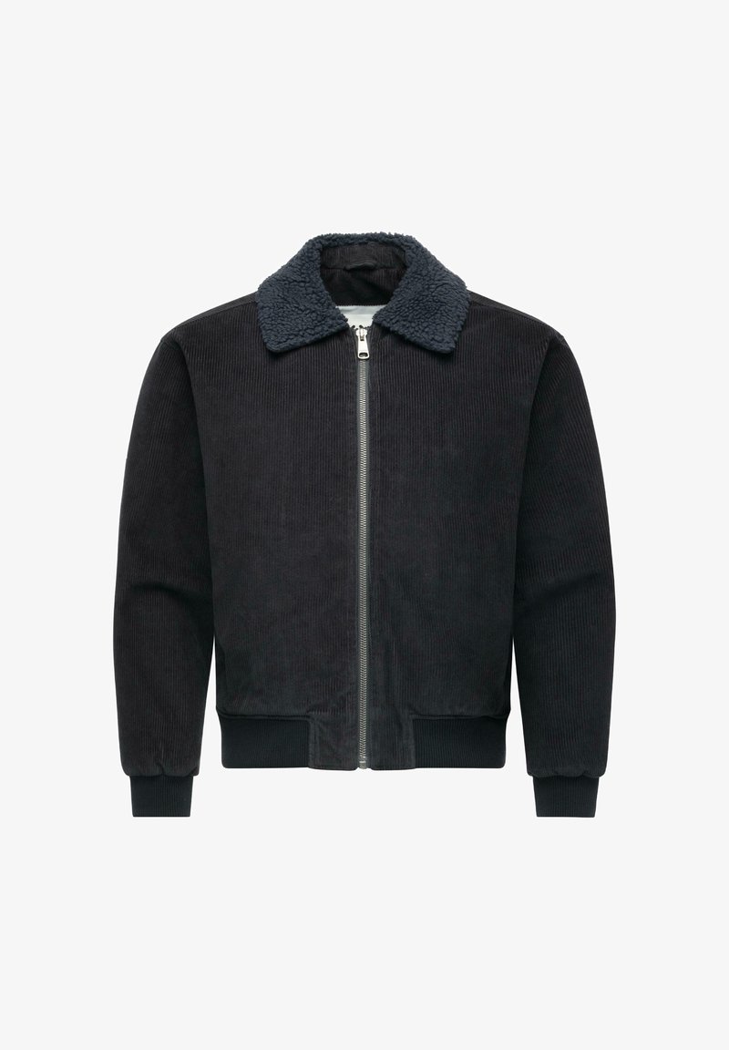 Sort fløjlssjakke med en struktureret krave lavet af blødt fleece. Har en for-lynlås og ribbede manchetter og kant.