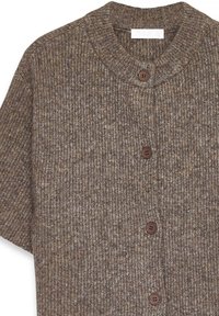 Brūns adīts džemperis ar ribotu tekstūru, ar apaļu kaklu un trim brūnām pogām priekšpusē. Mīksta, viegla auduma.