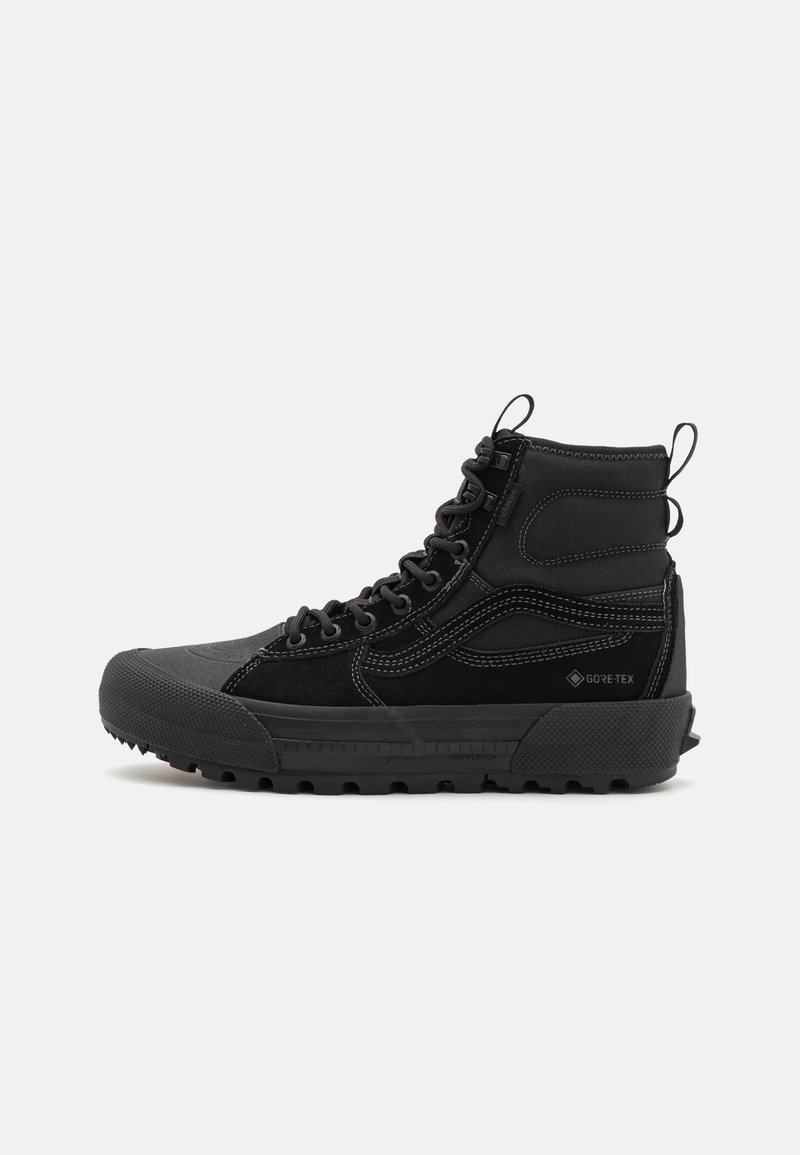 Zapatillas altas negras con una combinación de ante y tejido. Con un refuerzo de goma en la puntera, diseño de cordones y el logo de GORE-TEX. Suela texturizada.