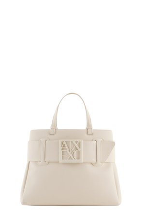 Borsa a mano in pelle beige con due manici corti, tracolla superiore con una grande fibbia con logo, forma strutturata, superficie texturizzata e cuciture sottili.