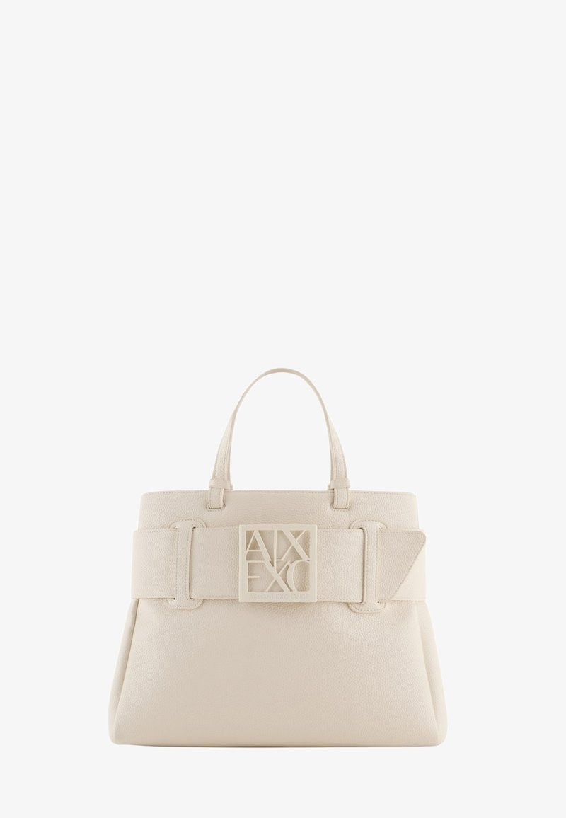 Borsa a mano in pelle beige con due manici corti, tracolla superiore con una grande fibbia con logo, forma strutturata, superficie texturizzata e cuciture sottili.