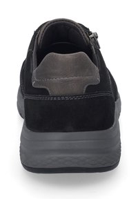 Schwarzer Wildleder- und Synthetik-Slipper mit einem gepolsterten grauen Kragen, strukturiertem Absatz und grauer Gummisohle. Mit einem seitlichen Reißverschluss für einfaches An- und Ausziehen.