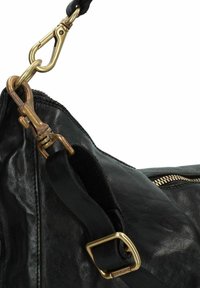 Zwarte leren tas met een gestructureerde afwerking, hardware in goudkleur, een ritsluiting en een afneembare schouderband met een stevige haak.