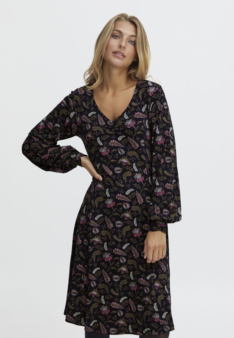 Langärmliges schwarzes Kleid mit floralem Druck in Pink, Grün und Weiß. Verfügt über einen V-Ausschnitt und eine lockere Passform. Weicher Stoff mit fließender Silhouette.