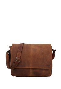 Bolso mensajero de piel marrón con cierre de solapa, correa ajustable y textura suave. Presenta un logotipo grabado en el lateral.