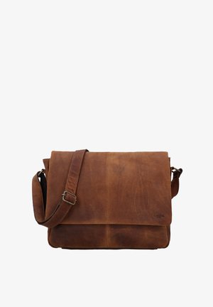 Bolso mensajero de piel marrón con cierre de solapa, correa ajustable y textura suave. Presenta un logotipo grabado en el lateral.